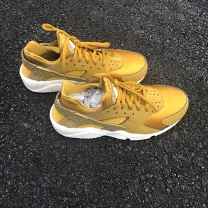 Women’s Nike Air Huaraches “Bronzine”